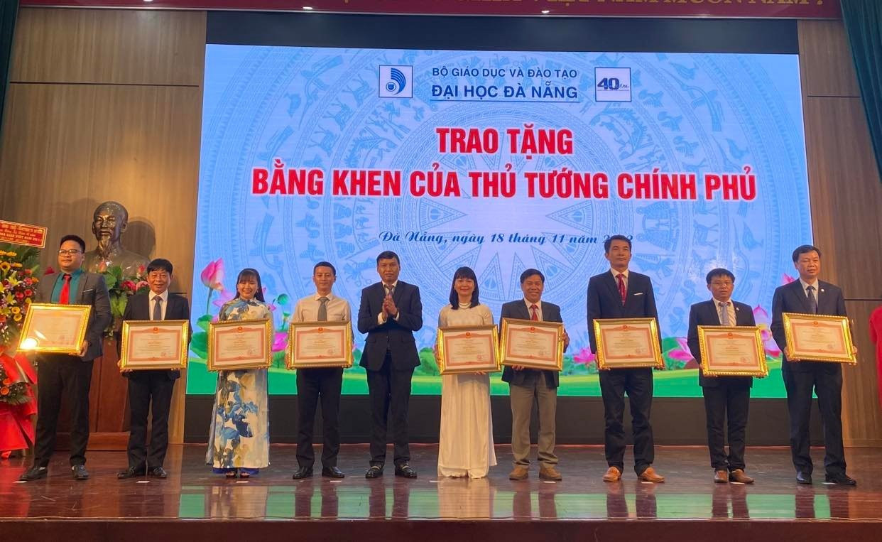 Nhiều tập thể, cá nhân Đại học Đà Nẵng đã được Thủ tướng Chính phủ tặng Bằng khen. Ảnh: K.L