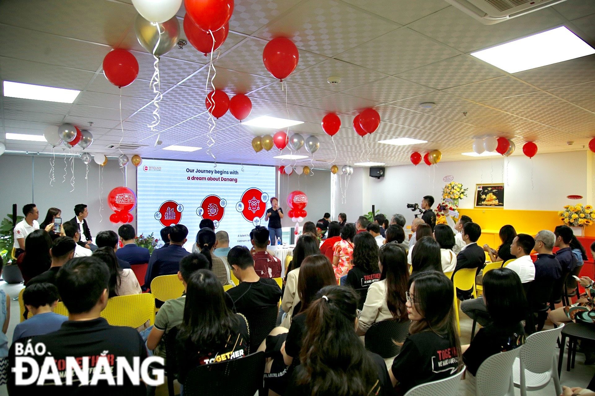 Buổi lễ có sự tham gia của nhiều đại diện các doanh nghiệp đang hoạt động trong lĩnh vực công nghệ tại Đà Nẵng. Ảnh: CHIẾN THẮNG