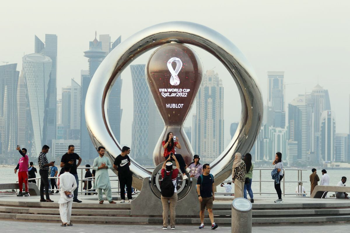 Khách du lịch và người hâm mộ bóng đá khắp thế giới đang đổ về Qatar. Ảnh: Reuters