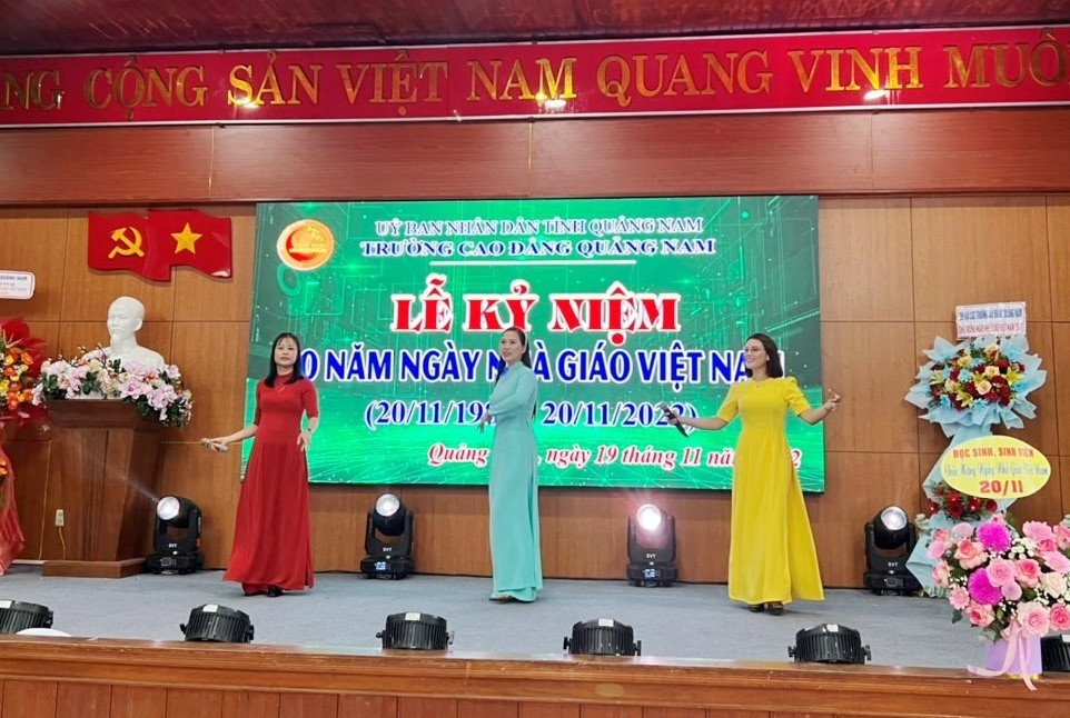 Một tiết mục văn nghệ chào mừng kỷ niệm ngày Nhà giáo Việt Nam. Ảnh: X.P