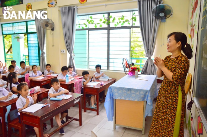 Giáo viên không chỉ là người truyền thụ kiến thức đơn thuần mà còn là người dẫn dắt và truyền cảm hứng, khơi gợi sự sáng tạo cho người học. Ảnh: XUÂN SƠN