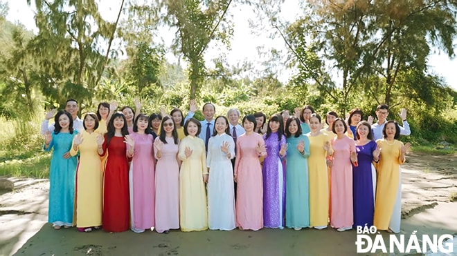 Tập thể cán bộ, giảng viên Khoa tiếng Anh, Trường Đại học Ngoại ngữ - Đại học Đà Nẵng thể hiện bài hát Tiếng hát từ mái trường thân yêu. Ảnh: X.D