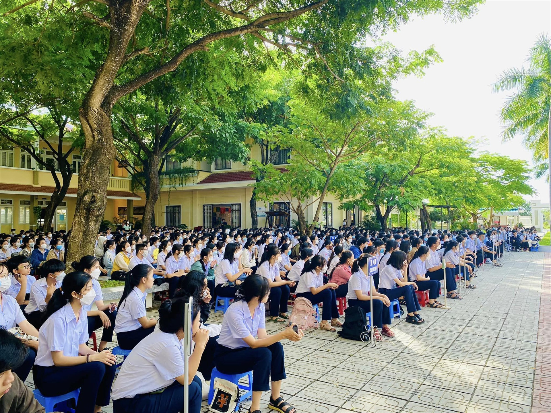 Học sinh Trường THPT chuyên Lê Thánh Tông, Hội An.