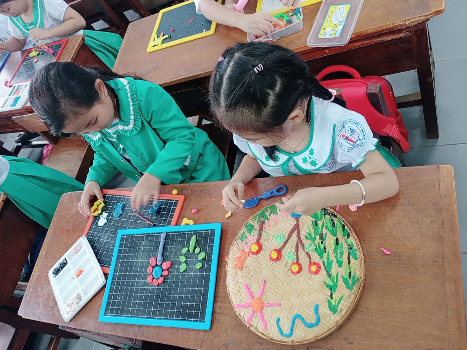 Học sinh Trường Tiểu học Nguyễn Văn Trỗi tham gia trải nghiệm với chủ đề “Tri ân thầy cô giáo“. Ảnh: HOÀNG HIỀN.