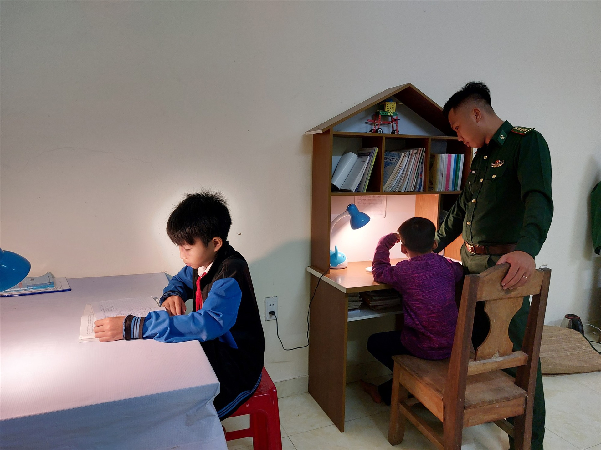 Hơn 3 năm gắn bố với biên giới, cũng chừng đó thời gian Thượng úy Lê Minh Sơn làm nhiệm vụ dạy học cho “con nuôi biên phòng“. Ảnh: Đ.N