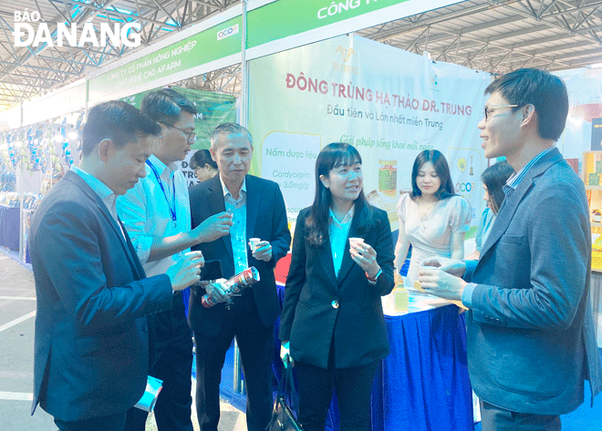 Ngành công thương cần có đẩy mạnh công tác xúc tiến thương mại để quảng bá hơn nữa sản phẩm Đà Nẵng. Trong ảnh: Khách hàng, doanh nghiệp tham quan các gian hàng tại sự kiện  Tuần lễ khuyến mại kích cầu mua sắm Đà Nẵng 2022 ngày 10-11 vừa qua. Ảnh: Q.T