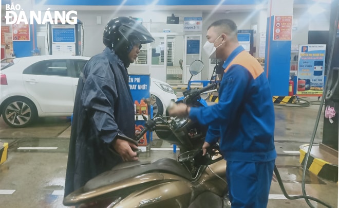 Người dân đổ xăng tại cây xăng trên đường 3-2. Ảnh: THU THẢO