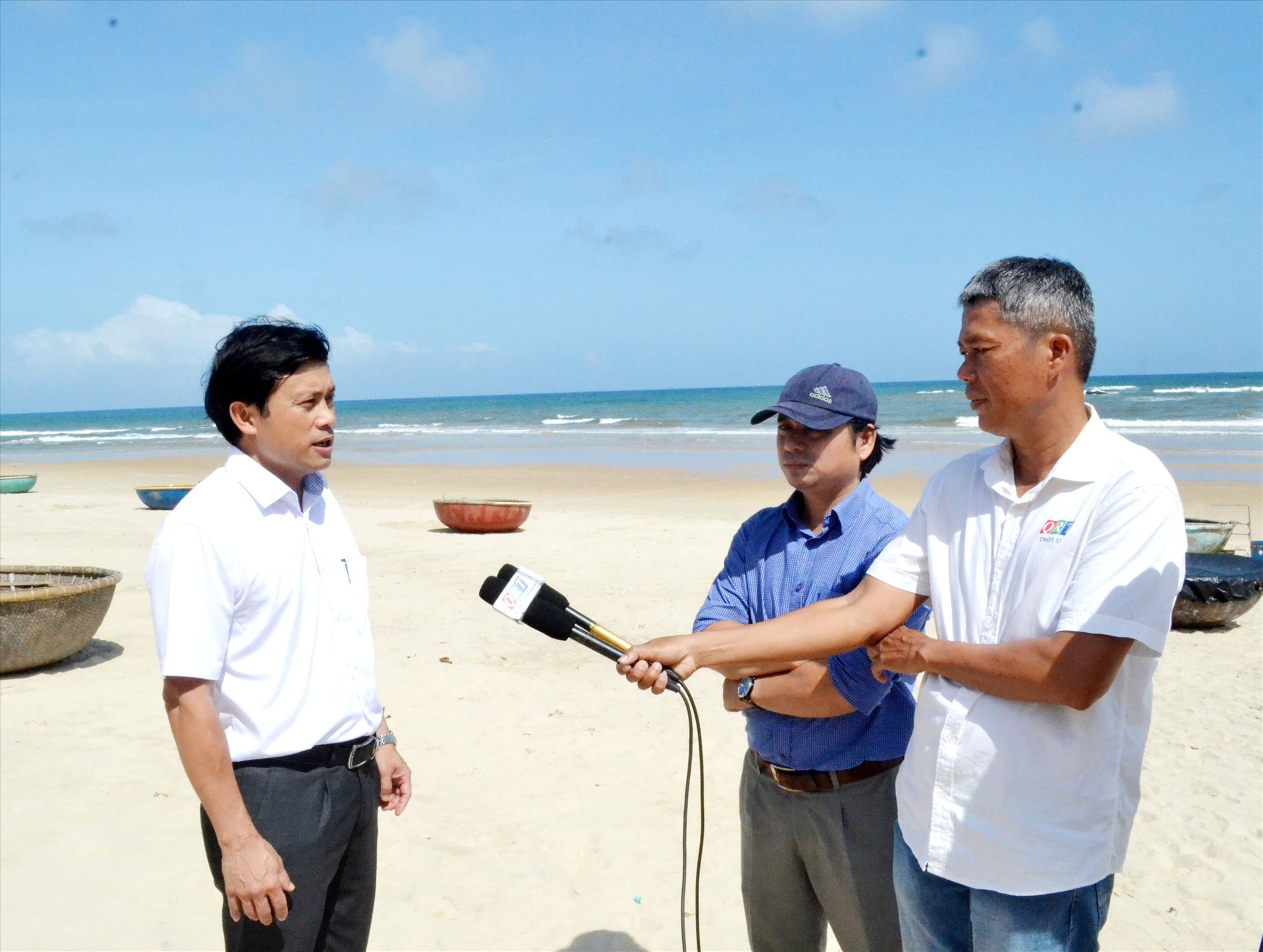 Ông Lê Trần Nguyên Hùng - Phó Vụ trưởng phụ trách Vụ Bảo tồn & phát triển nguồn lợi thủy sản (Tổng cục Thủy sản, Bộ NN&PTNT) trao đổi với báo chí về bảo tồn biển ở rạn Bà Đậu. Ảnh: VIỆT NGUYỄN