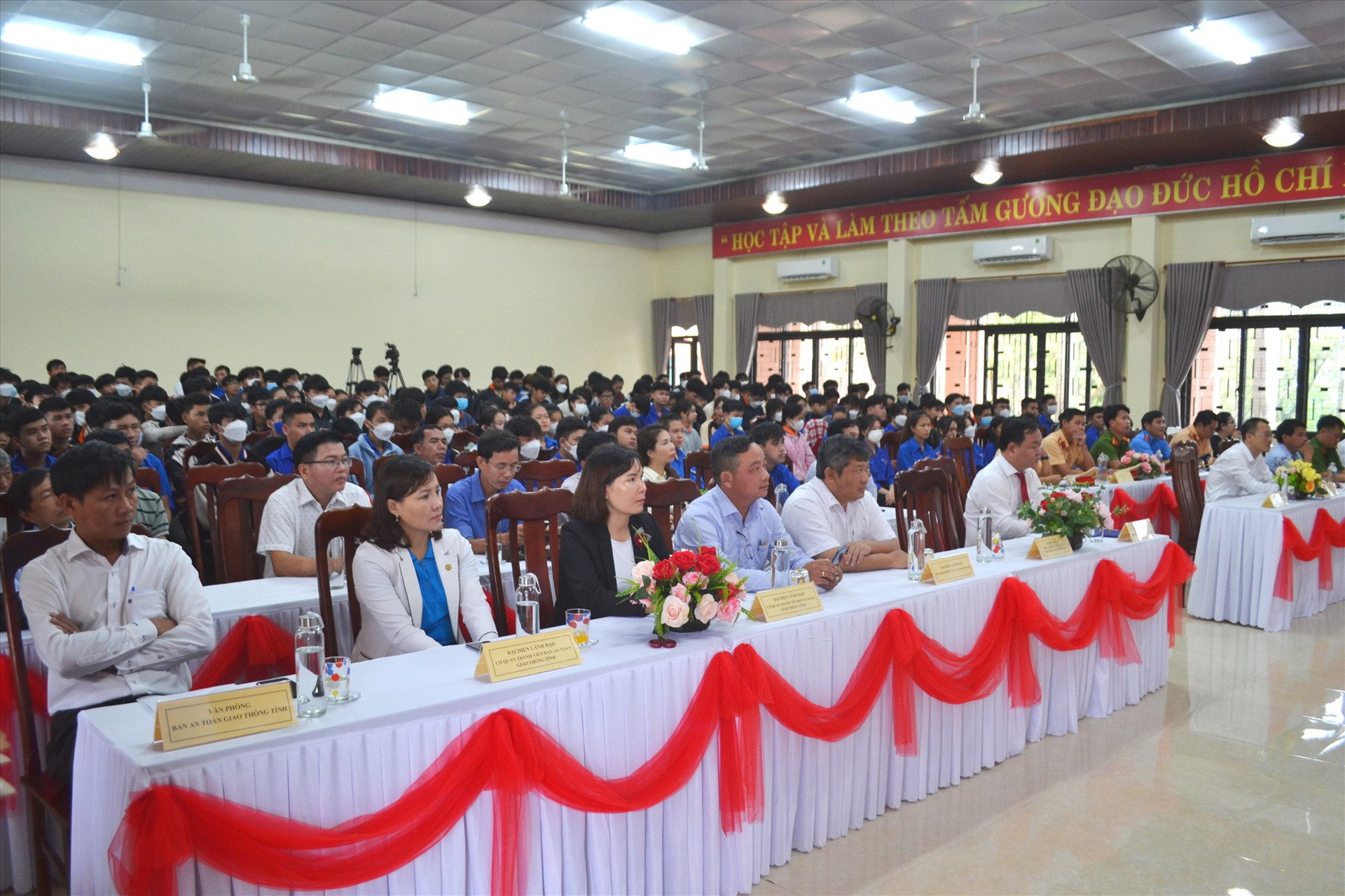 Đại biểu các ngành và hơn 200 sinh viên Trường Cao đẳng Quảng Nam tham dự lễ tưởng niệm. Ảnh: CT