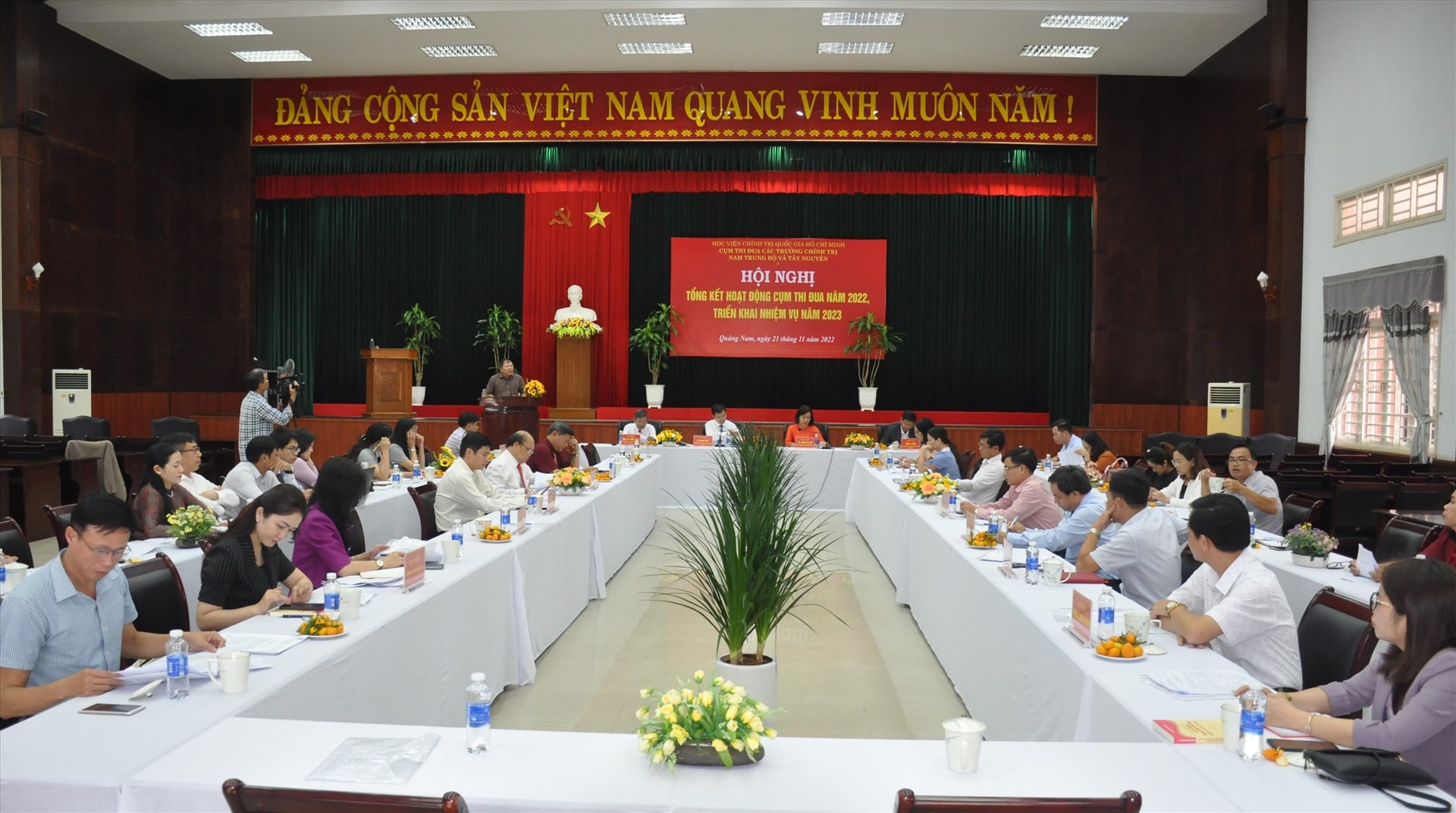 Quang cảnh hội nghị tổng kết phong trào thi đua năm 2022 Cụm thi đua cac Trường Chính trị khu vực Nam Trung Bộ và Tây Nguyên sáng nay 21/11. Ảnh: N.Đ