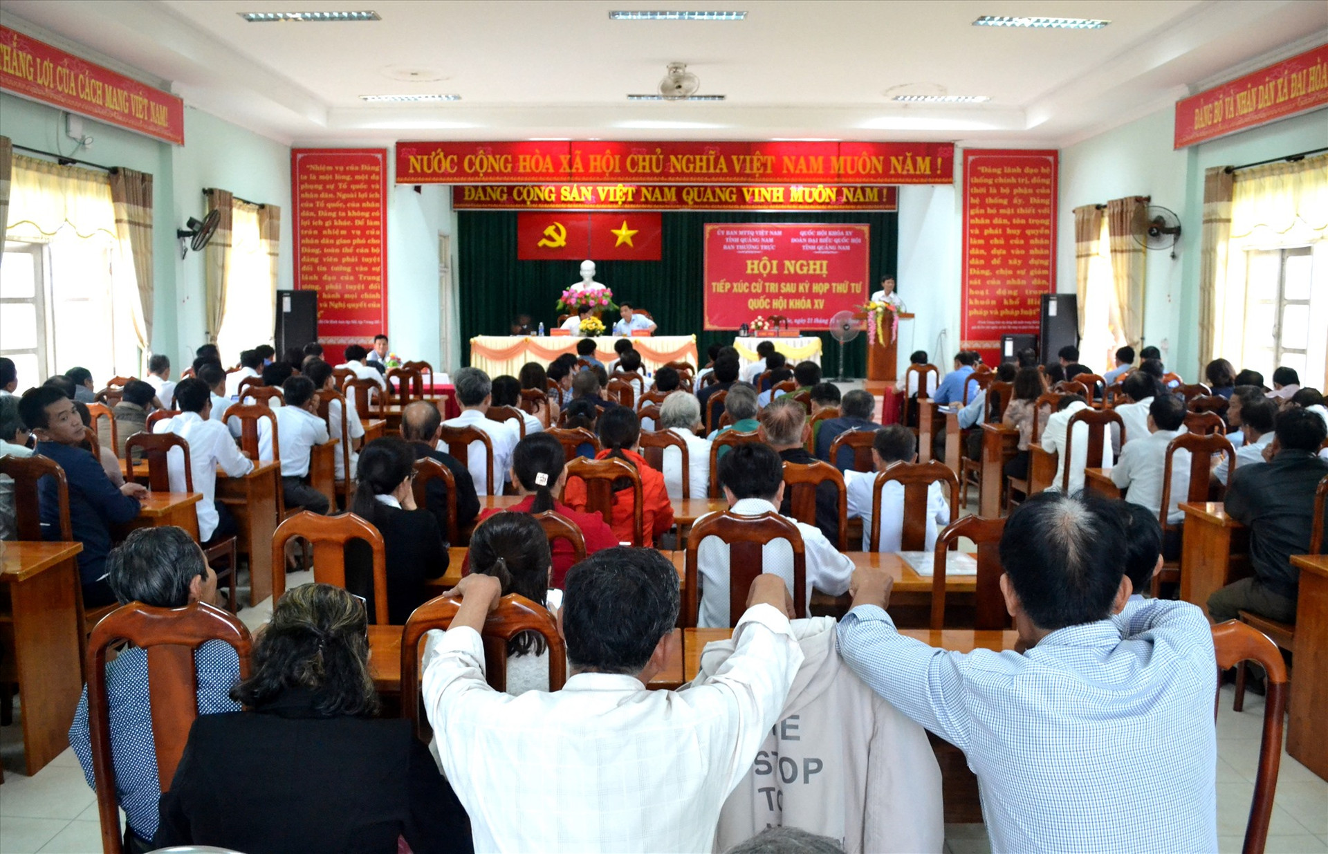 Quang cảnh hội nghị tiếp xúc cử tri tại huyện Đại Lộc. Ảnh: Q.VIỆT