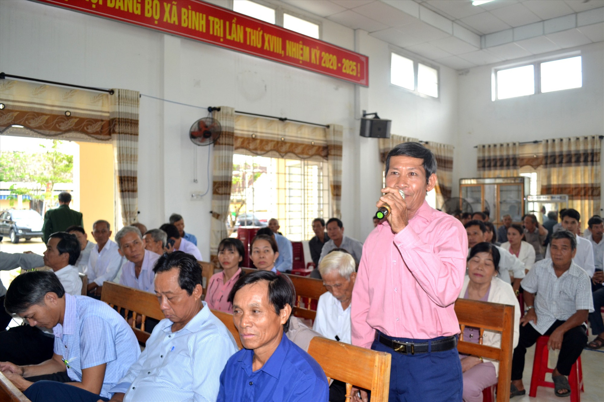 Cử tri huyện Thăng Bình nêu kiến nghị với Đoàn đại biểu Quốc hội tỉnh. Ảnh: Q.VIỆT
