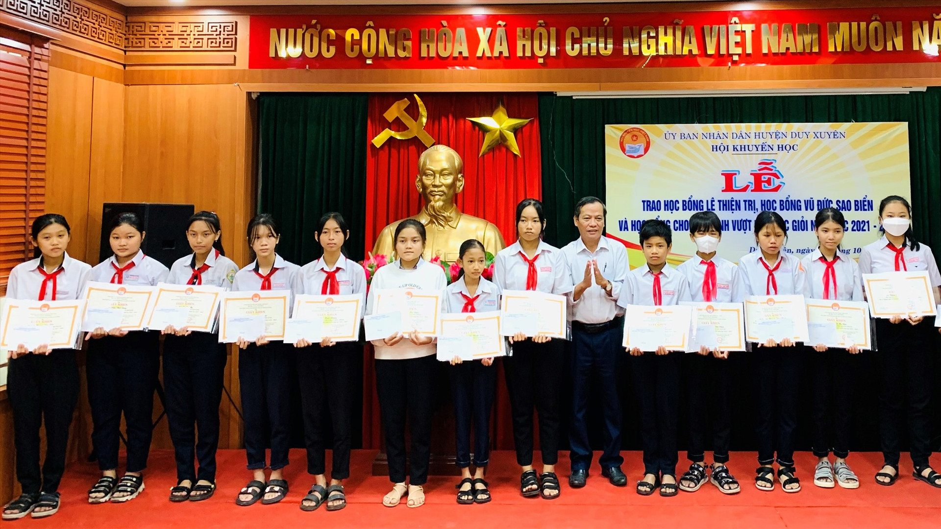 Hội Khuyến học huyện Duy Xuyên khen thưởng học sinh đạt thành tích cao trong học tập. Ảnh: N.T