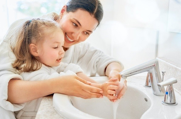 Để phòng ngừa ngộ độc thức ăn cần rửa tay bằng xà phòng trước khi ăn và sau khi đi vệ sinh. Ảnh minh hoạ.