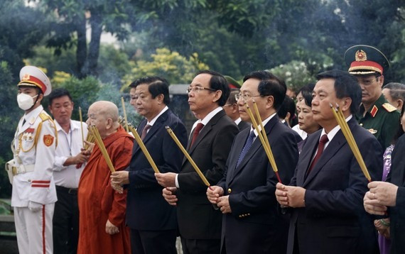 Đoàn lãnh đạo Đảng, Nhà nước dâng hương, dâng hoa cố Thủ tướng Võ Văn Kiệt. Ảnh: HOÀNG HÙNG/SGGP