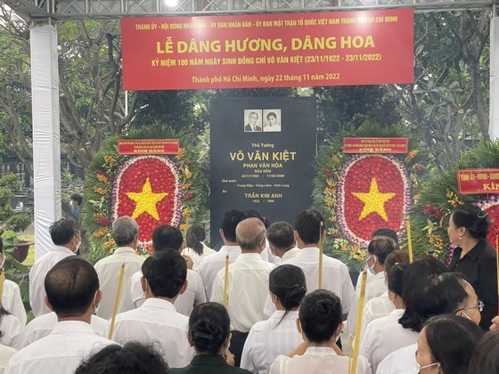 Gia đình cùng đông đảo đoàn thể, người dân đến dâng hương dâng hoa cho cố Thủ tướng Võ Văn Kiệt. Ảnh: HOÀNG HÙNG/SGGP
