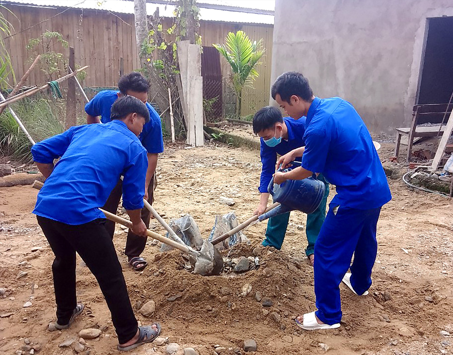 Đoàn xã Phước Chánh tham gia thi công nhà cho gia đình ông Hồ Văn Leo. Ảnh: H.Q