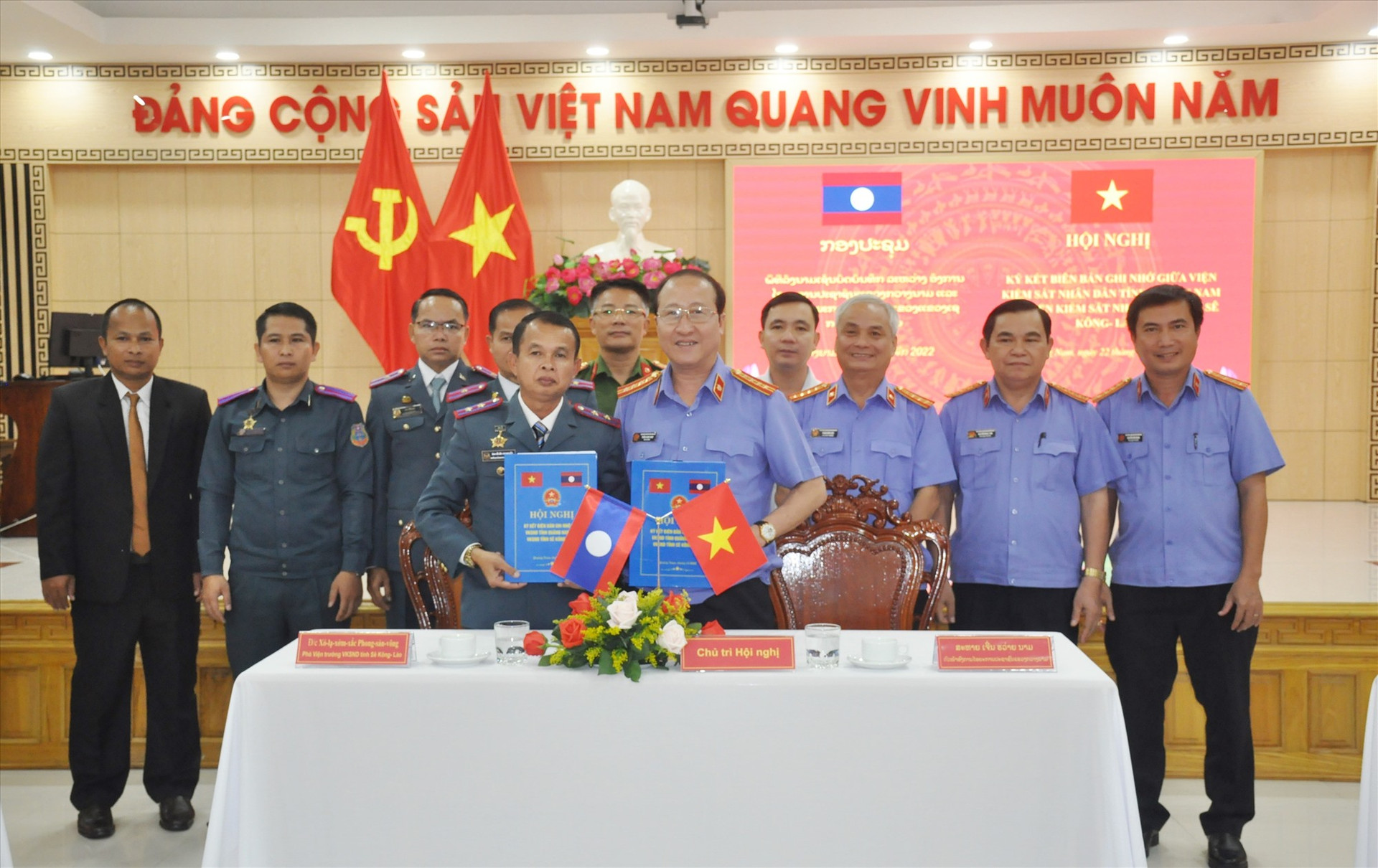 Đại diện lãnh đạo VKSND hai tỉnh Quảng Nam - Sê Kông ký kết biên bản ghi nhớ hợp tác trong thời gian tới. Ảnh: N.Đ