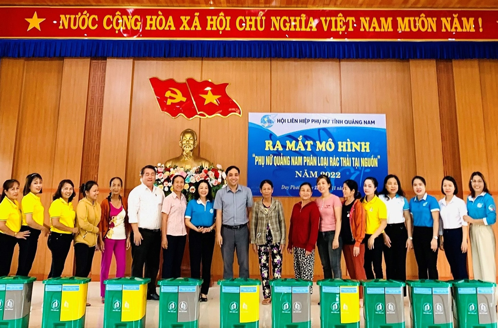 Trao tặng thùng đựng rác cho các hộ gia đình ở xã Duy Phước (Duy Xuyên). Ảnh: N.T