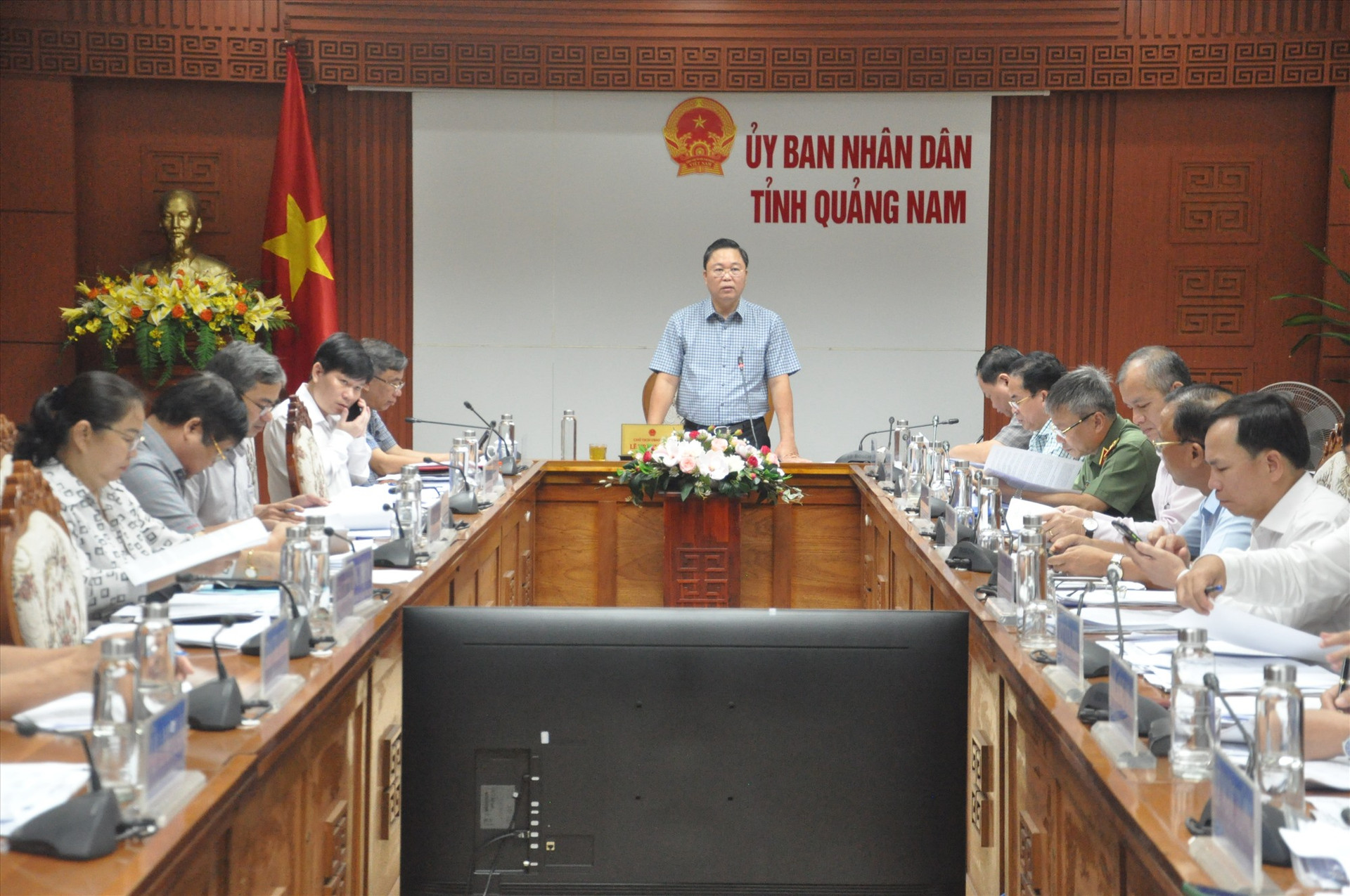 Chủ tịch UBND tỉnh Lê Trí Thanh chủ trì phiên họp UBND tỉnh sáng 23/11. Ảnh: X.P