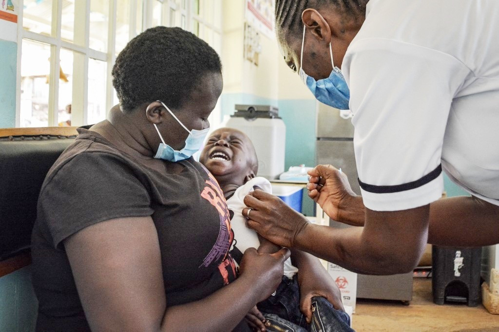 Tiêm vắc xin phòng bệnh sốt rét cho trẻ em tại Kenya. Ảnh: AFP
