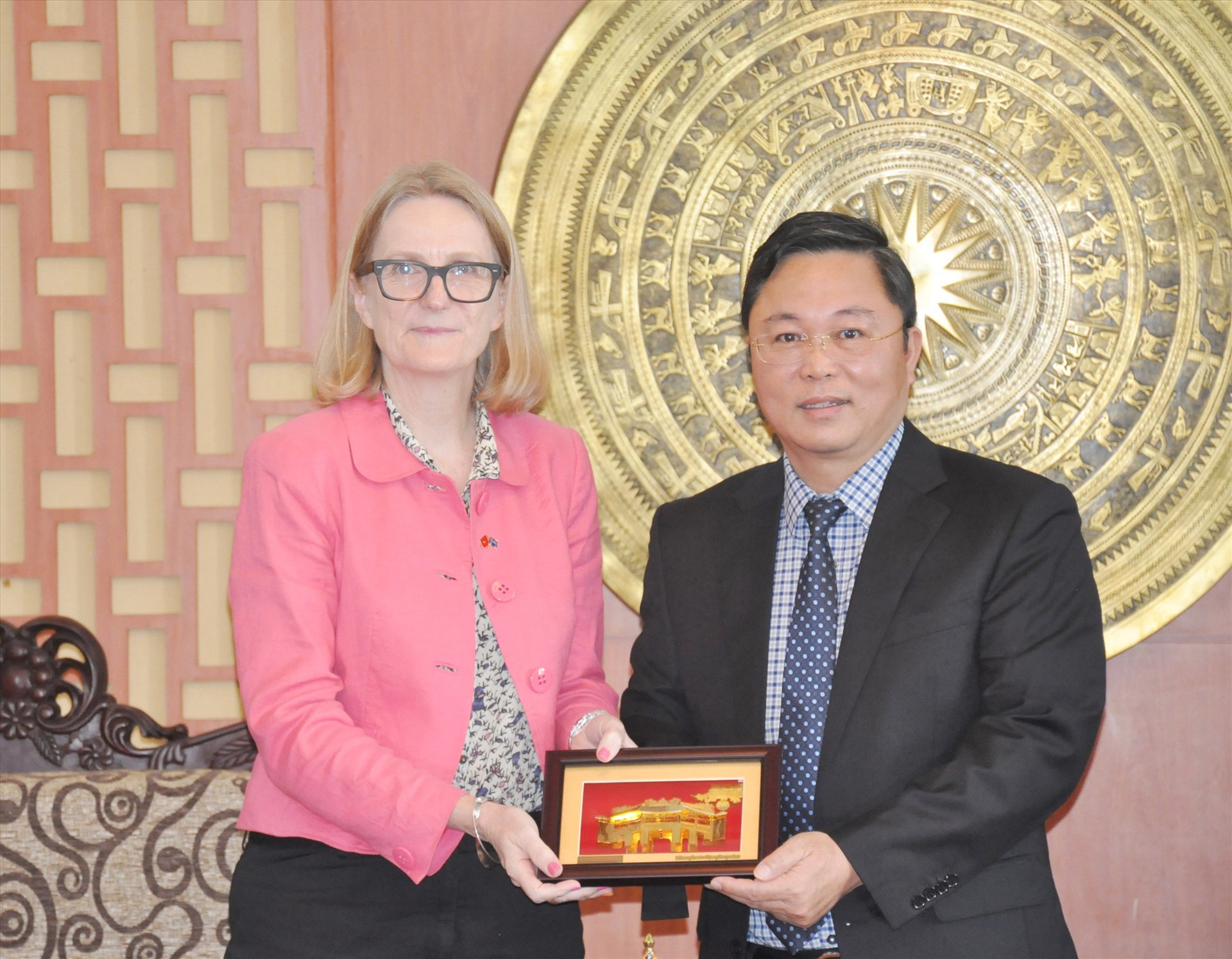 Chủ tịch UBND tỉnh Lê Trí Thanh tặng quà lưu niệm cho bà Sarah Hooper - Tổng Lãnh sự Australia tại TP.Hồ Chí Minh. Ảnh: N.Đ