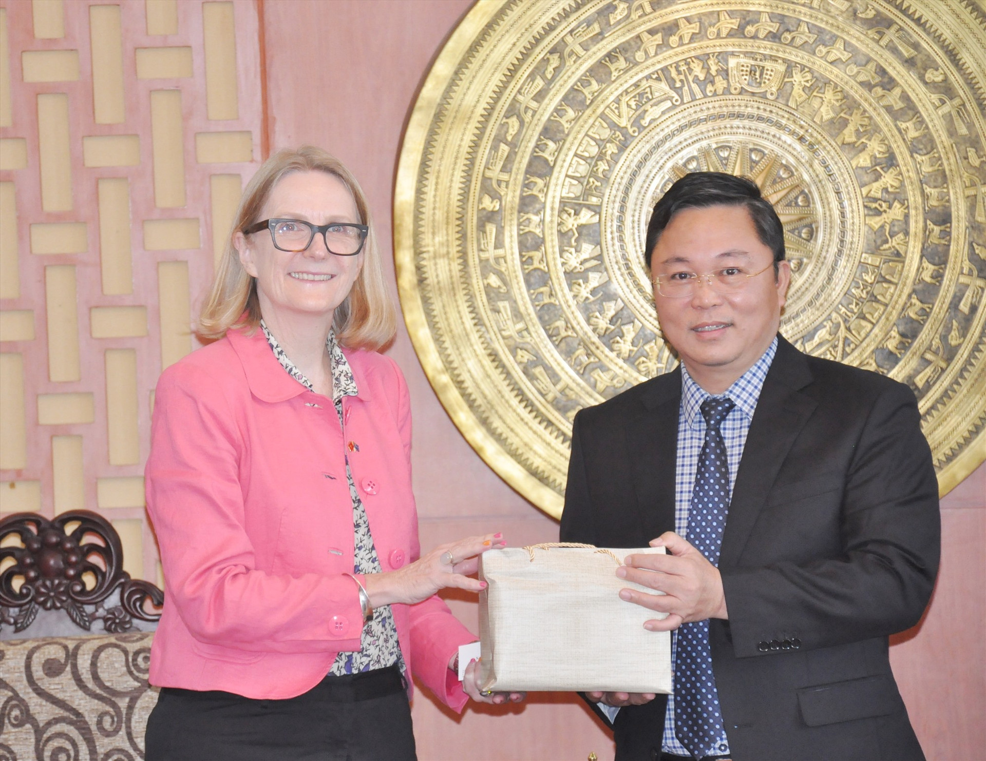 Bà Sarah Hooper - Tổng Lãnh sự Australia tại TP.Hồ Chí Minh tặng quà lưu niệm cho Chủ tịch UBND tỉnh Lê Trí Thanh. Ảnh: N.Đ