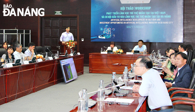 TS. Ngô Đình Thanh, giảng viên Trường Đại học Bách khoa (Đại học Đà Nẵng) phát biểu tham luận tại hội thảo. Ảnh: Lê Vương