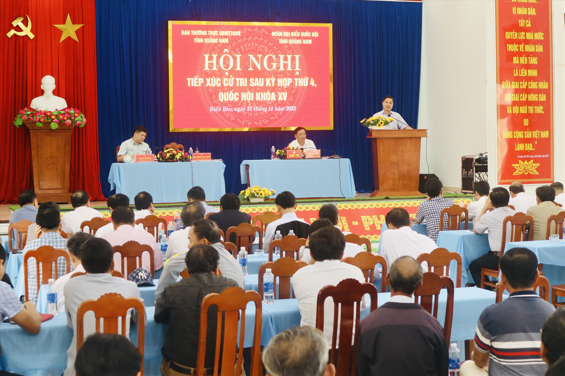 Đoàn Đại biểu Quốc hội tỉnh tiếp xúc cử tri vùng Đông Điện Bàn vào sáng 21/11. Ảnh: Q.T