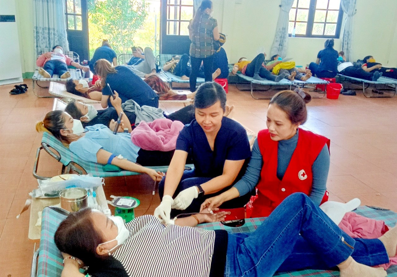 Nhiều người tham gia hiến máu tình nguyện tại Đại Lộc. Ảnh: H.LIÊN