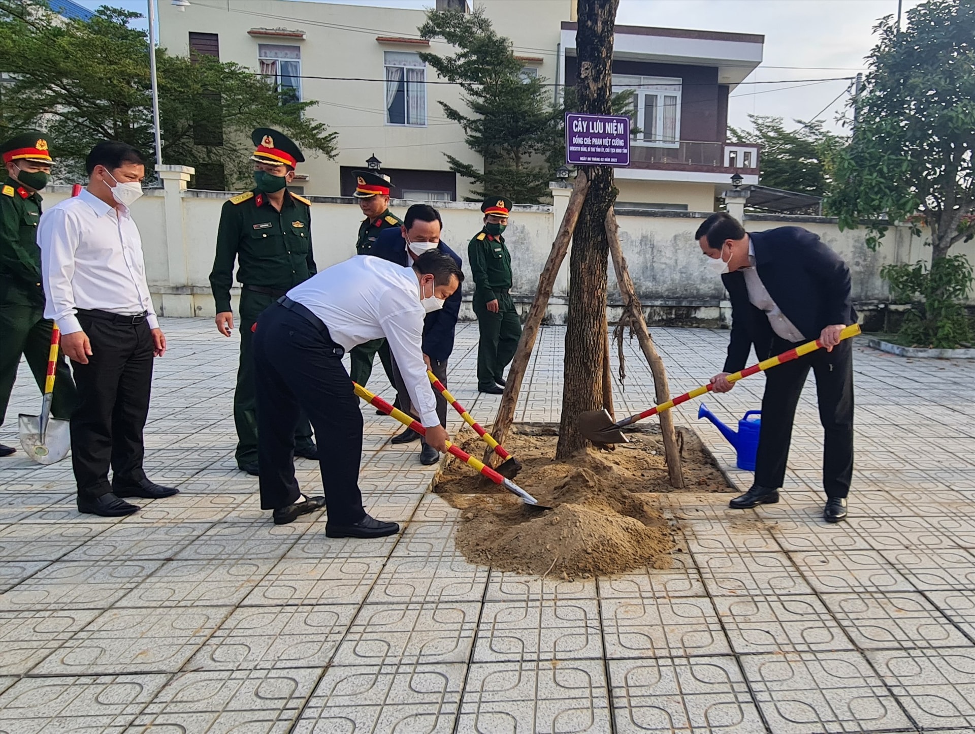 Lãnh đạo tỉnh và huyện trồng cây lưu niệm tại huyện Đại Lộc. Ảnh: H.LIÊN