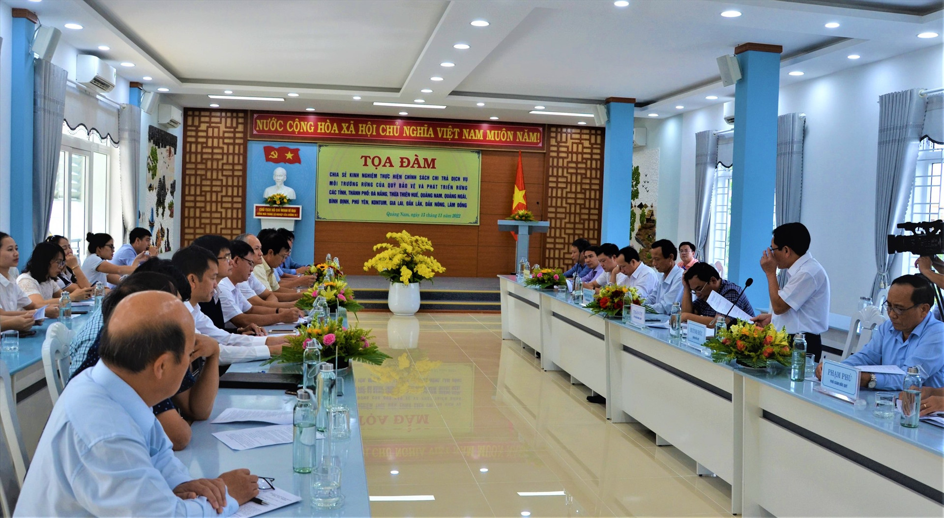 Quang cảnh buổi tọa đàm chia sẻ kinh nghiệm thực hiện chính chi trả DVMTR do Quỹ Bảo vệ và phát triển rừng Quảng Nam vừa tổ chức