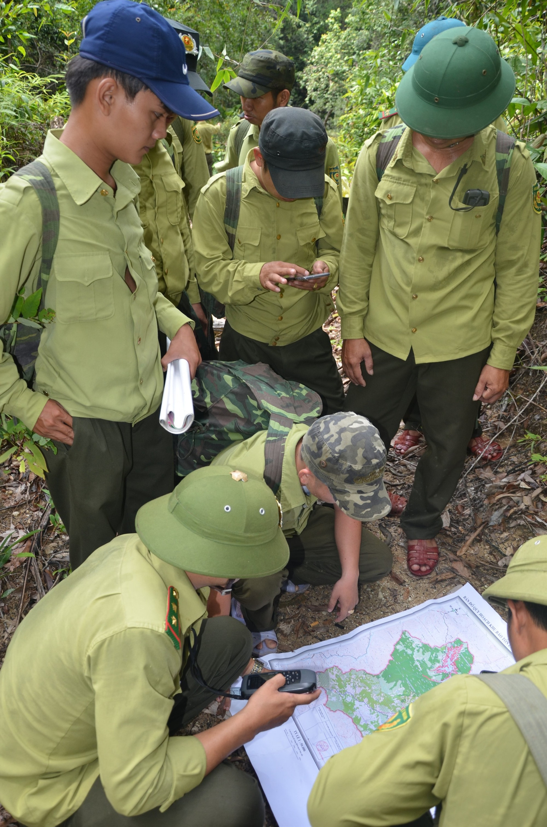 Nhân viên, lực lượng BVR chuyên trách sử dụng thiết bị định vị và bản đồ để tuần tra  trong lâm phận Khu bảo tồn loài và sinh cảnh voi Nông Sơn