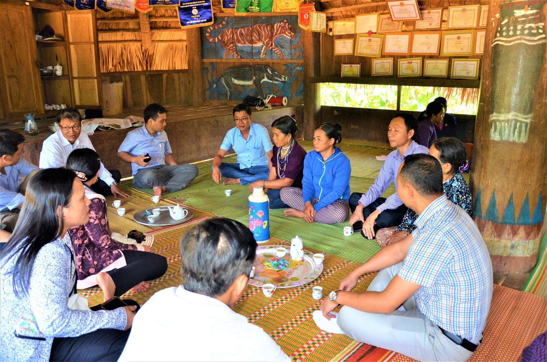Cán bộ lồng ghép tuyên truyền các quy định, cơ chế chi trả DVMTR cho người dân tại xã Mà Cooih, Đông Giang