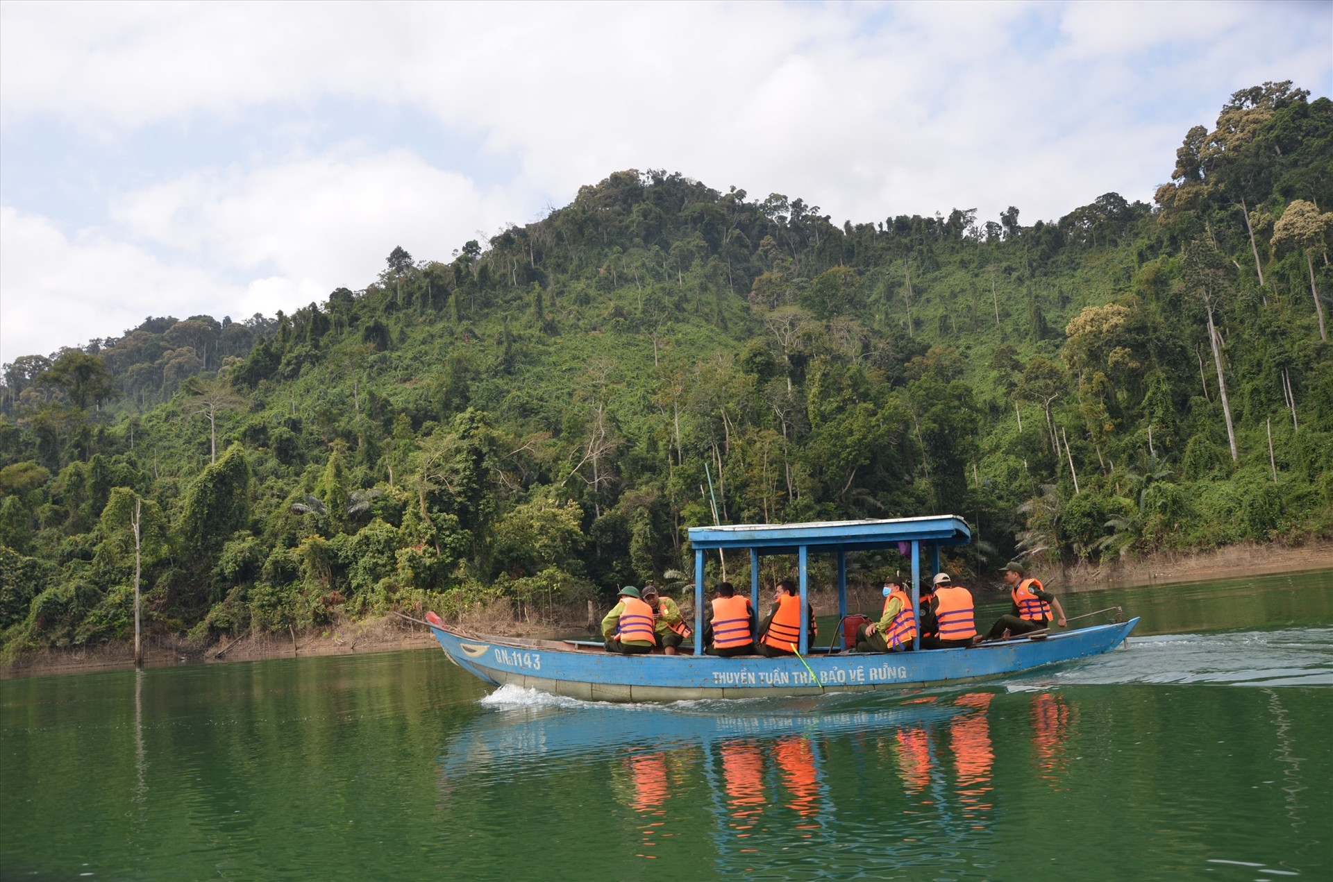 Tuần tra rừng trong lòng hồ thủy điện Đắc Mi (Phước Sơn) thuộc lâm phận Vườn quốc gia Sông Thanh