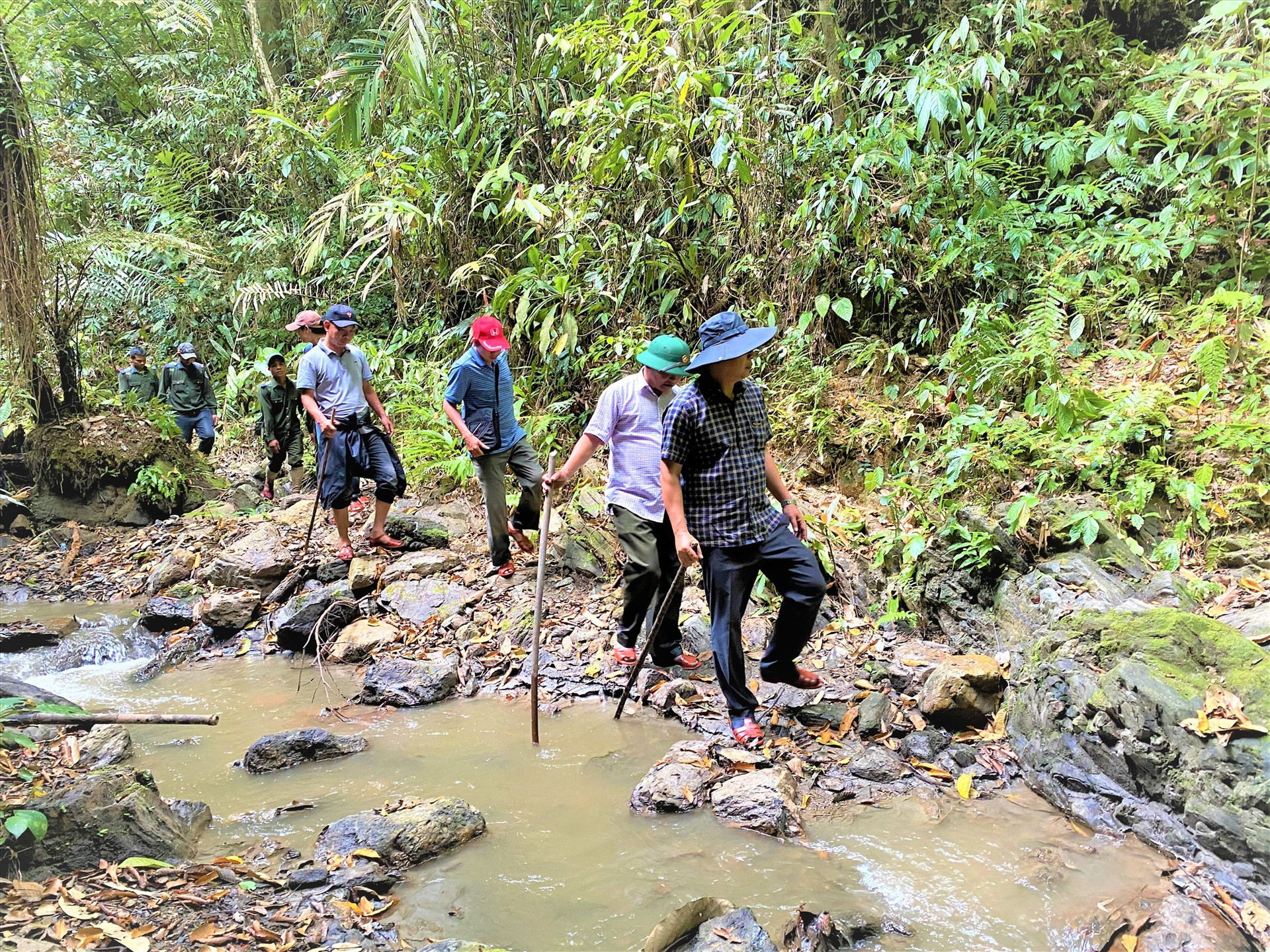 Kiểm tra, tuần tra rừng trong lâm phận xã Đắc Pring (Nam Giang)