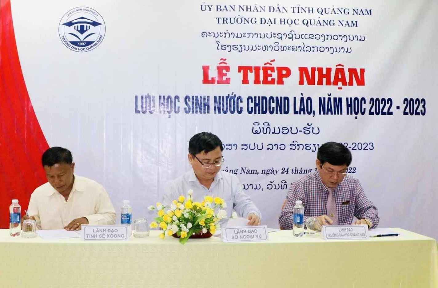 Đại diện Trường Đại học Quảng Nam, Sở Giáo dục tỉnh Sê Kông và Sở Ngoại vụ Quảng Nam ký kết bàn giao lưu học sinh Lào.