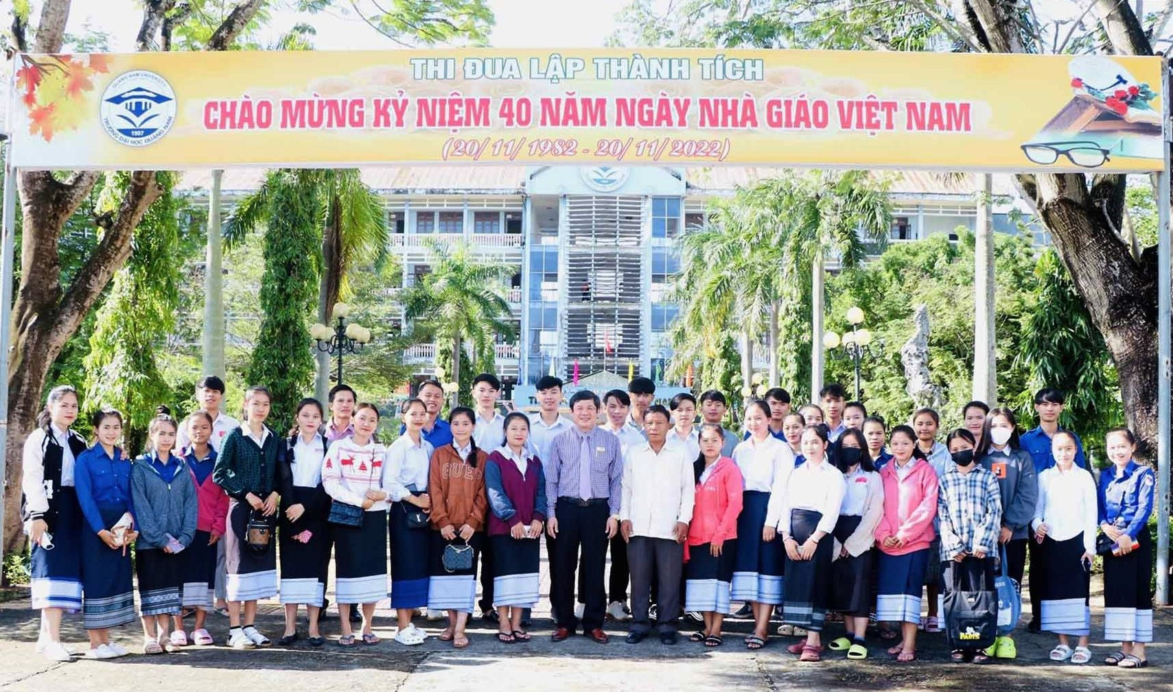 Lưu học sinh Lào chụp ảnh lưu niệm cùng lãnh đạo Trường Đại học Quảng Nam và tỉnh Sê Kông.
