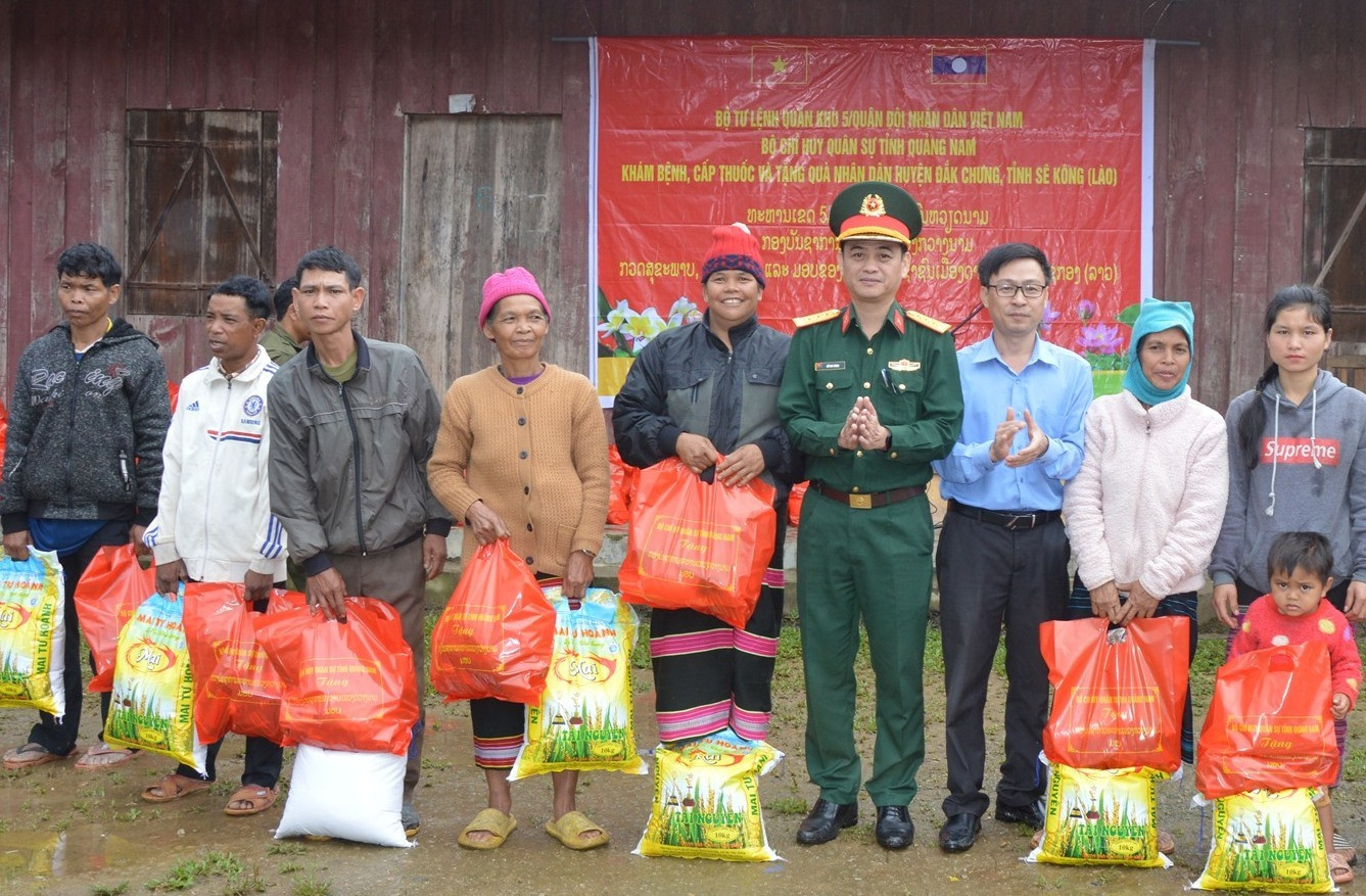 Bộ CHQS tỉnh Quảng Nam tặng quà cho nhân dân Lào.
