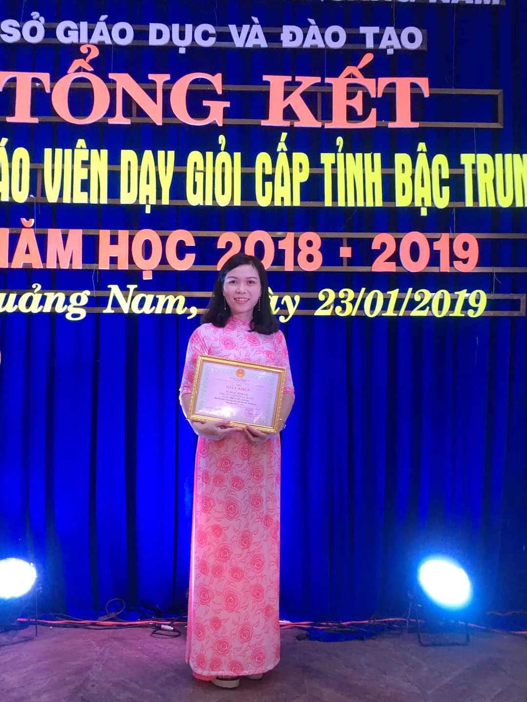 Cô giáo Tô Vũ Minh Lài trong buổi nhận trao giải hội thi giáo viên giỏi cấp tỉnh bậc THCS.
