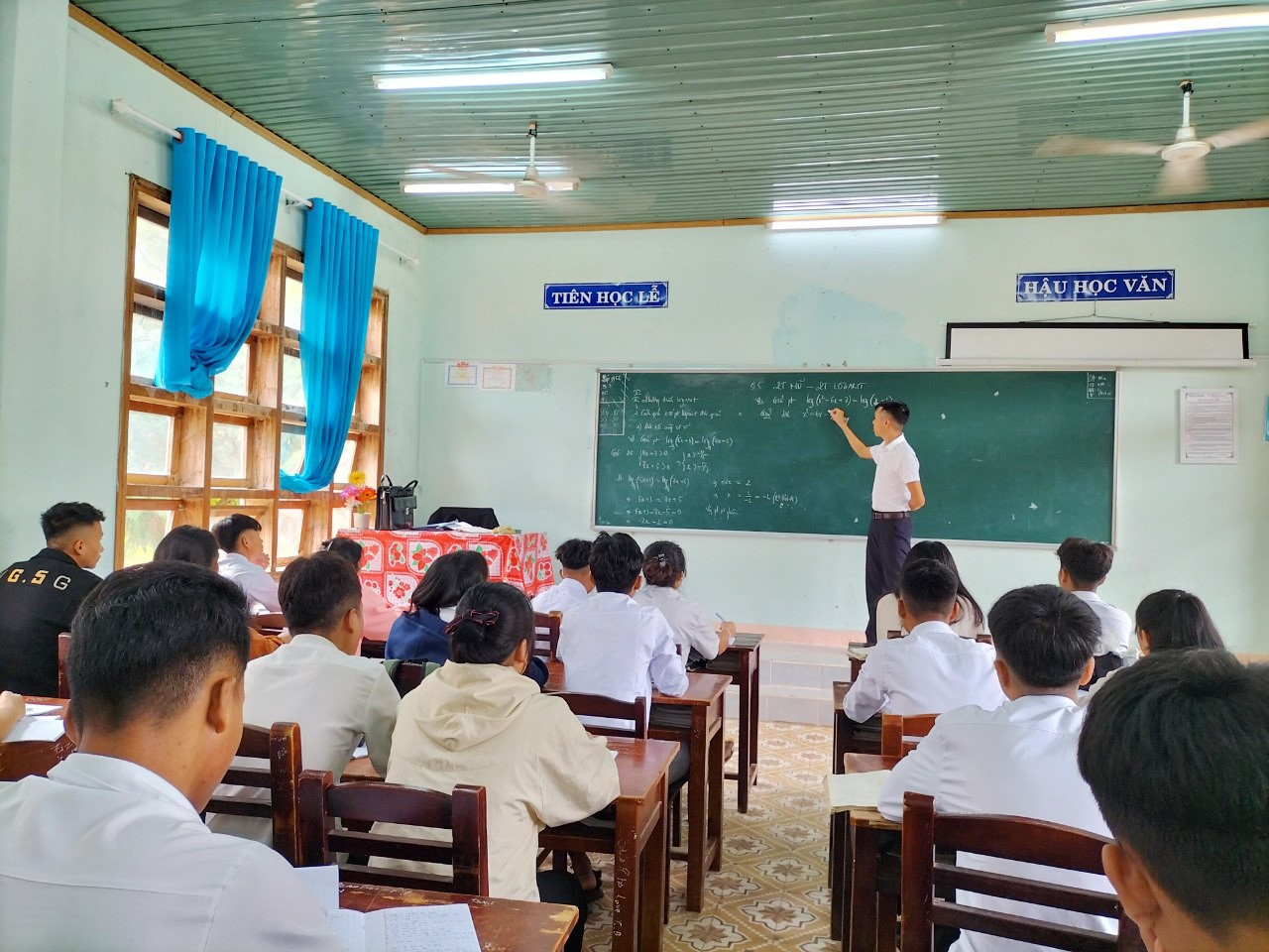 Thầy Lĩnh đang say mê truyền đạt kiến thức Toán học cho học sinh. Ảnh: N.Q