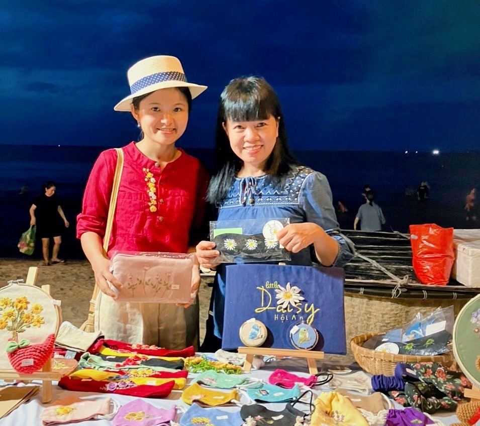 Nguyễn Thị Thanh Huyền (bên trái) và những sản phẩm handmade của mình. Ảnh: M.L