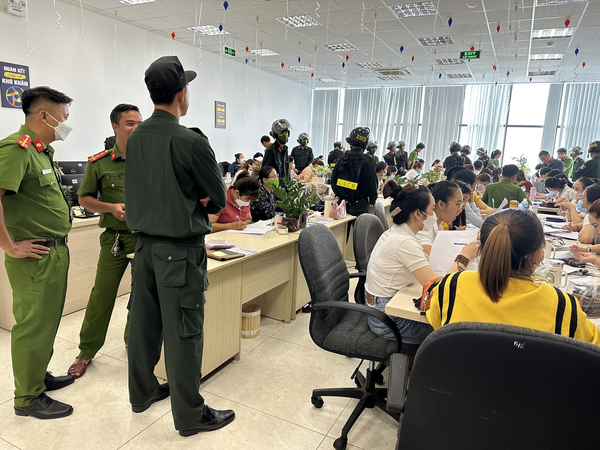 Lực lượng công an khám xét Công ty Tài chính TNHH MTV Mirae Asset Việt Nam. Ảnh: V.A