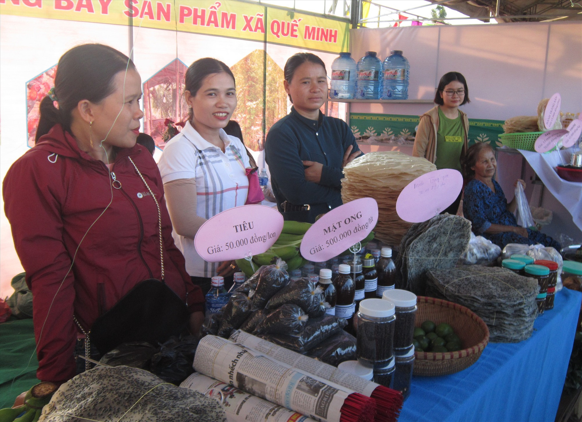 Người dân Quế Minh tham gia trưng bày, giới thiệu các loại sản phẩm tại hội chợ. Ảnh: N.Đ