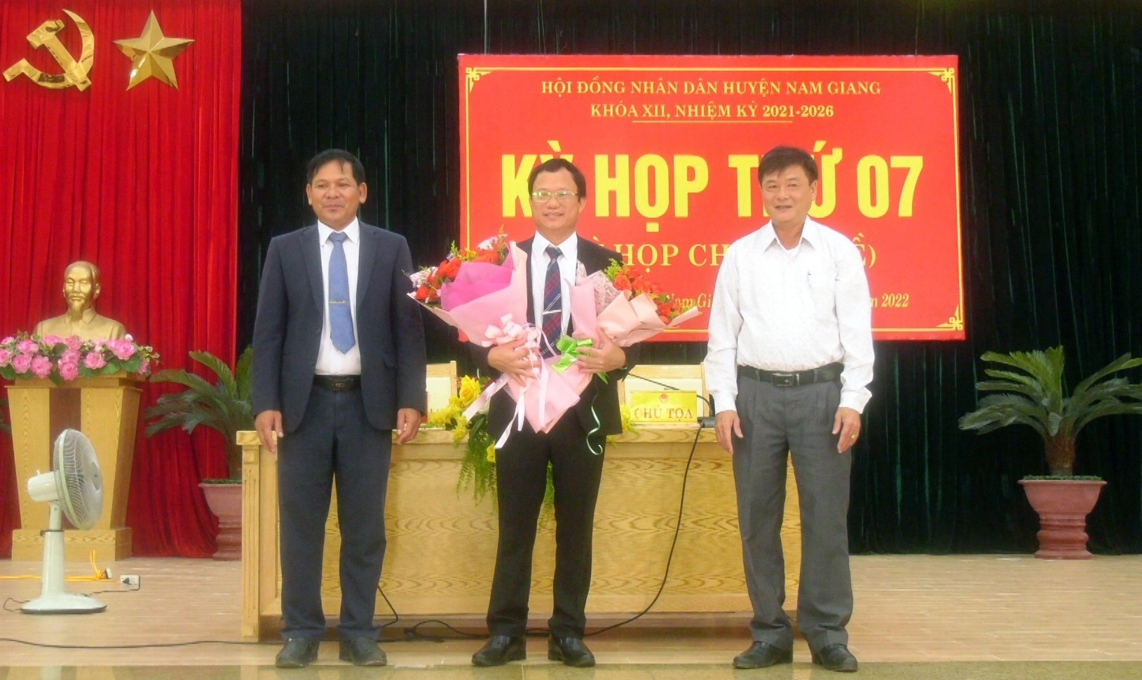 Lãnh đạo HĐND huyện Nam Giang tặng hoa chúc mừng