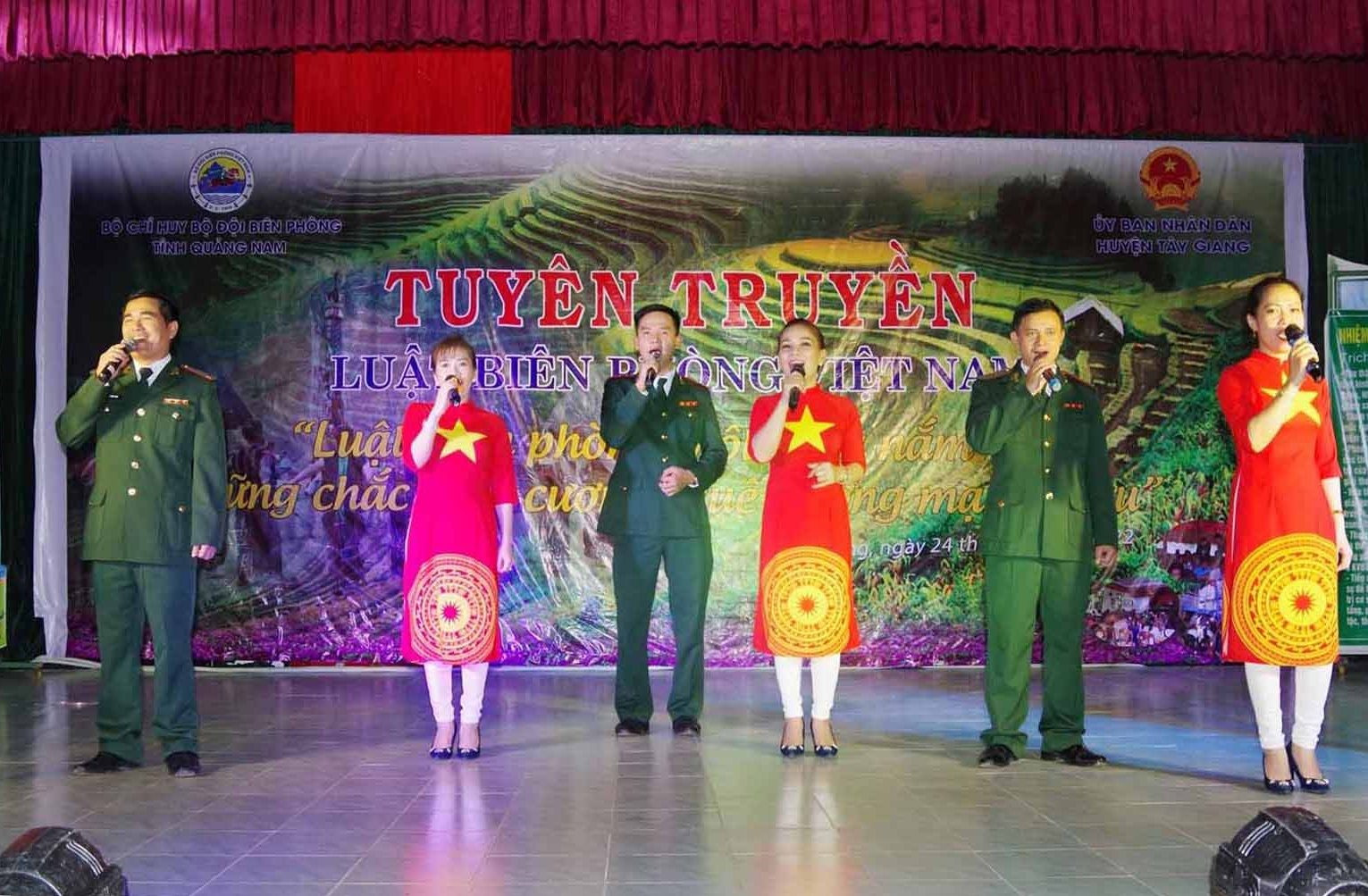 Tiết mục hát múa “Ngôi sao niềm tin, ngôi sao Hồ Chí Minh” do Đội Tuyên truyền văn hóa Bộ đội Biên phòng tỉnh biểu diễn. Ảnh: HỒNG ANH