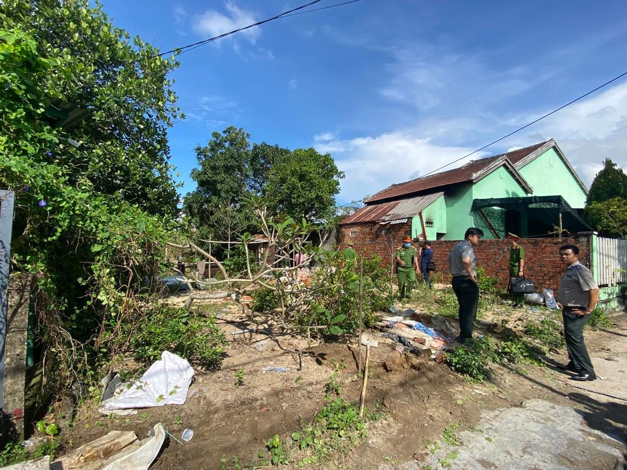 Lực lượng chức năng tháo dỡ căn nhà tạm và toàn bộ cây cối trên thửa đất số 24a. Ảnh: K.L
