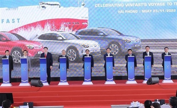 Prime Minister Pham Minh Chinh (C) and other delegates attend the ceremony to export the first batch of VinFast electronic vehicles to the US. (Photo: VNA)