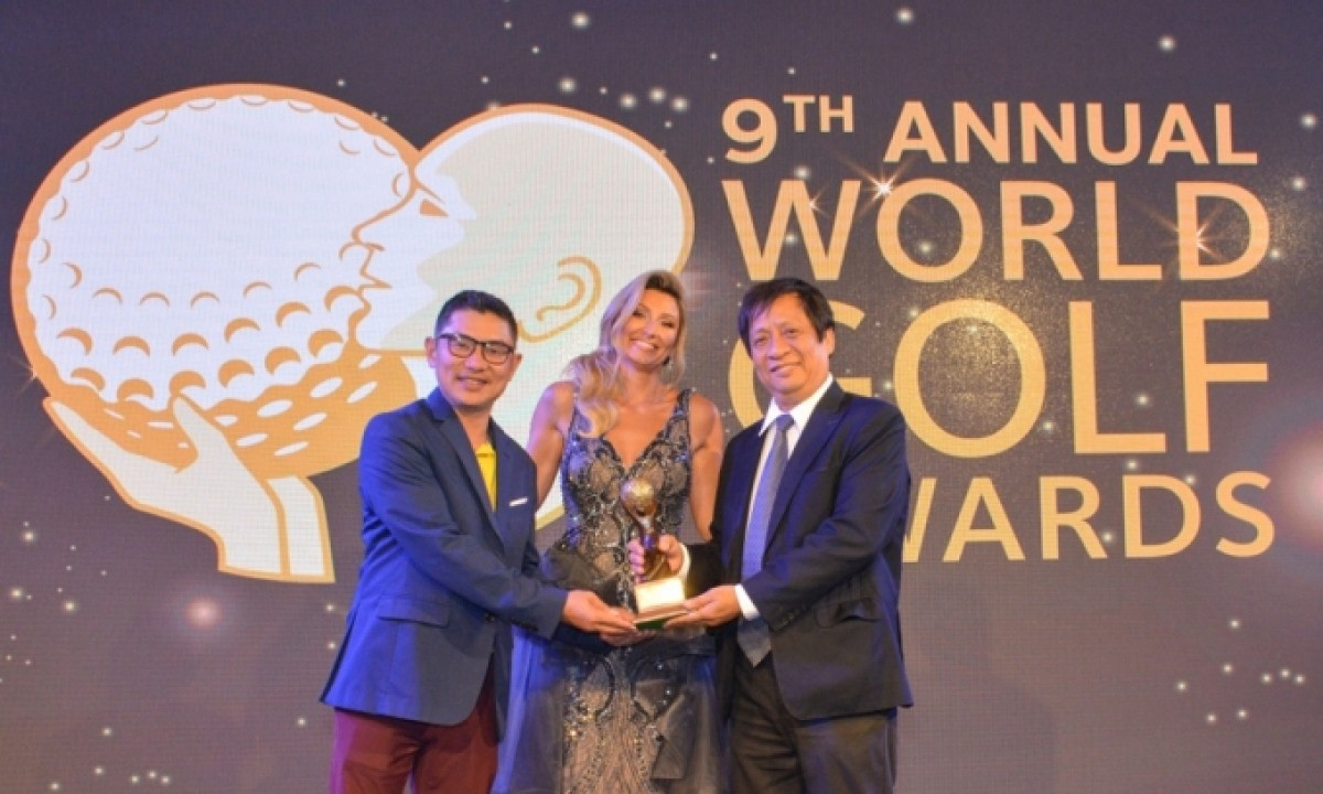 A Vietnamese representative receives Asia's Best Golf Destination prize at the 9th annual World Golf Awards (Photo: World Golf Awards)