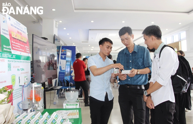 SURF 2022 là sự kiện liên kết các thành tố trong hệ sinh thái khởi nghiệp đổi mới sáng tạo của thành phố, liên kết các hệ sinh thái khởi nghiệp các tỉnh khu vực miền Trung và Tây Nguyên. Trong ảnh: Khách tham quan các gian hàng trưng bày tại triển lãm khởi nghiệp đổi mới sáng tạo. Ảnh: LÊ VƯƠNG